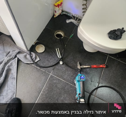 כלים לתיקון נזילות ליד אסלה בחדר אמבטיה